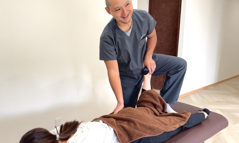 増尾ながさわ整骨院で整体施術をする柔道整復師の様子